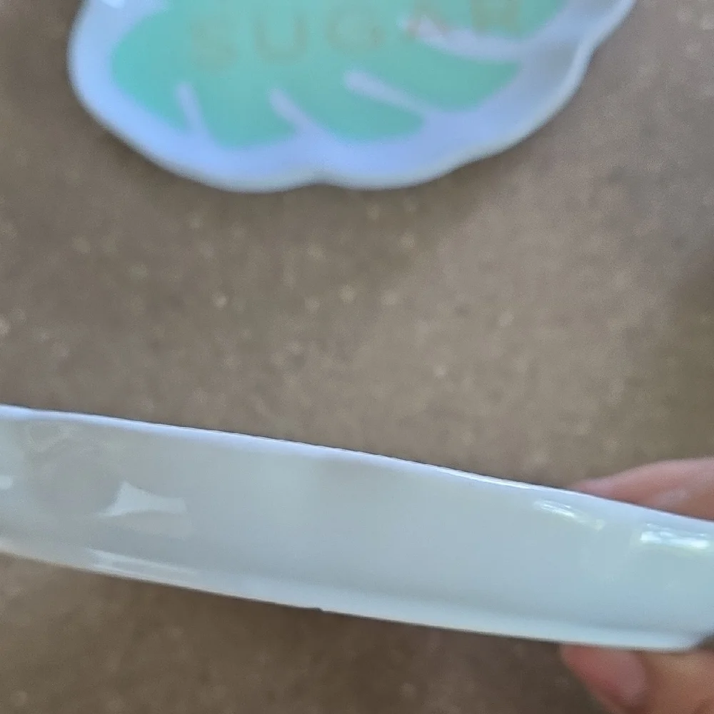 Leaf-Shaped Plates with Mint Green‎ Design